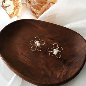Flower earrings with Pearl accents